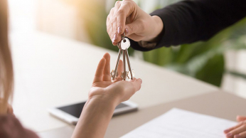 Lors de la vente d’un bien locatif, le propriétaire doit transmettre en premier lieu, une proposition au prix du marché pour ce bien à son locataire